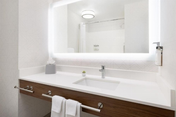 Holiday Inn Express Las Vegas South image 13